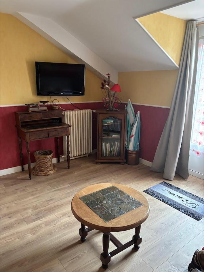 Auberge De La Normandie Junhac ภายนอก รูปภาพ