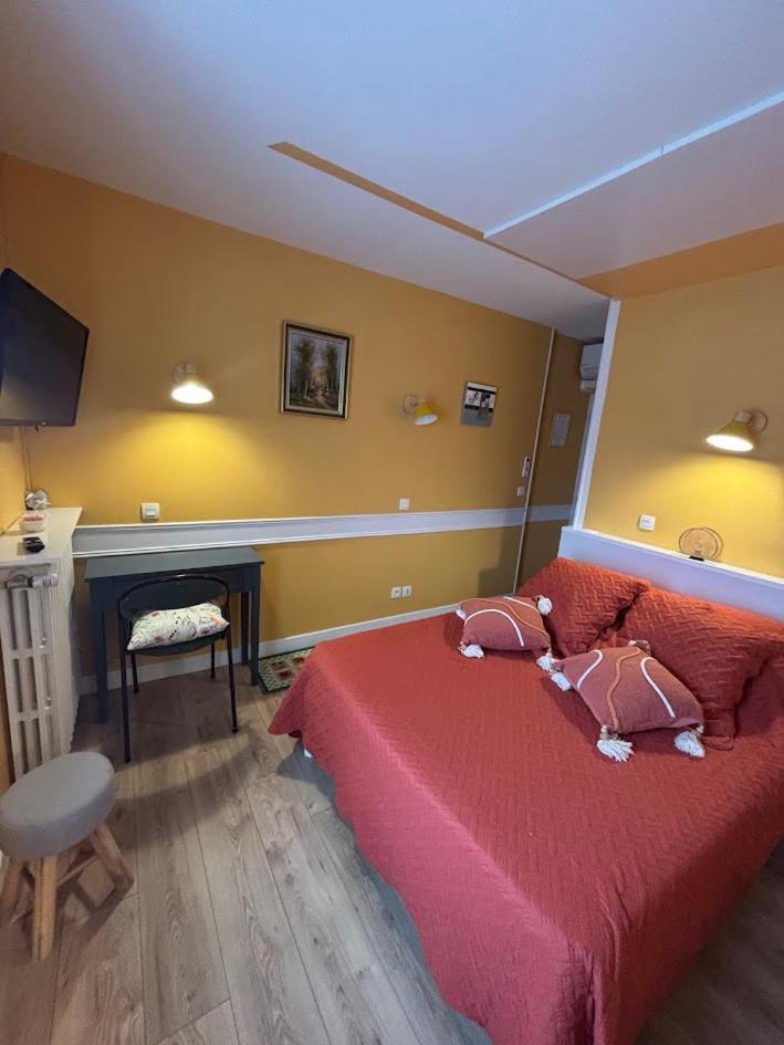 Auberge De La Normandie Junhac ภายนอก รูปภาพ