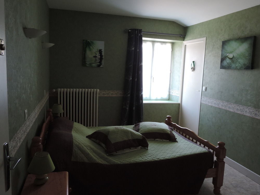 Auberge De La Normandie Junhac ภายนอก รูปภาพ